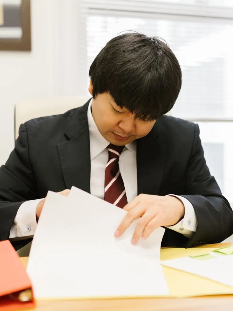 資料を確認する代表税理士 桧尾拓真