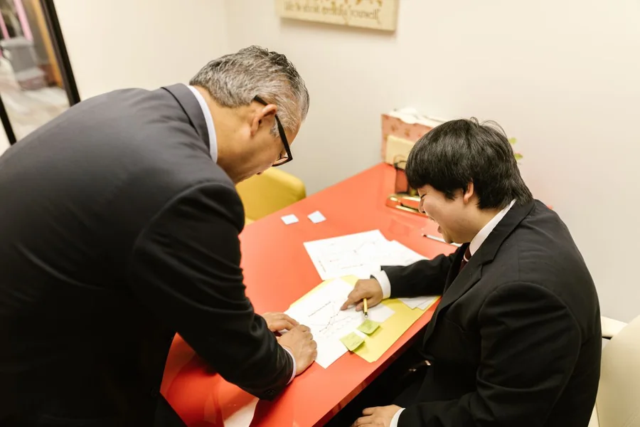 資料を見ながら相談している様子